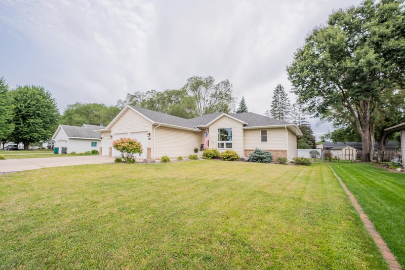 1704 Sierra Dr S, Eau Claire, WI 54701