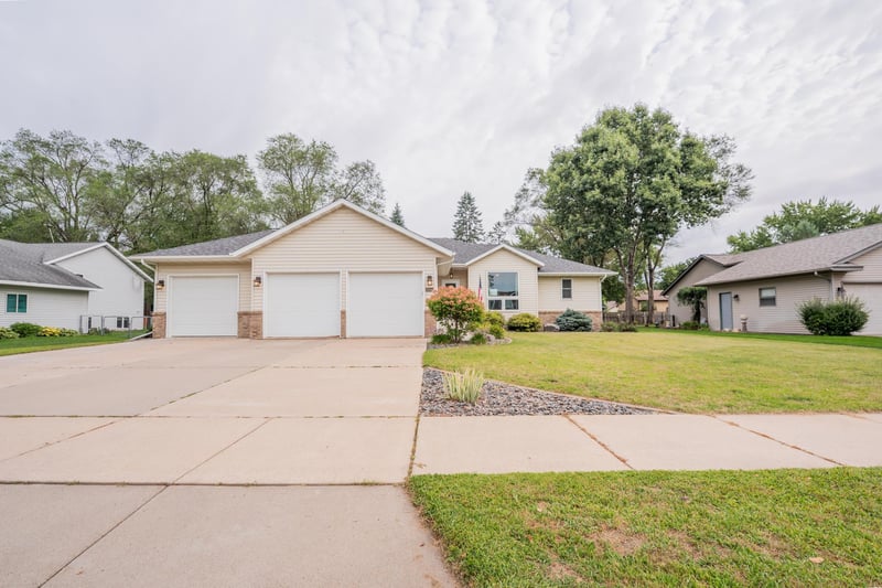 1704 Sierra Dr S, Eau Claire, WI 54701