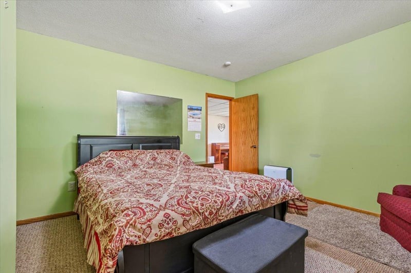 7194 Upper 17th St N, Oakdale, MN 55128