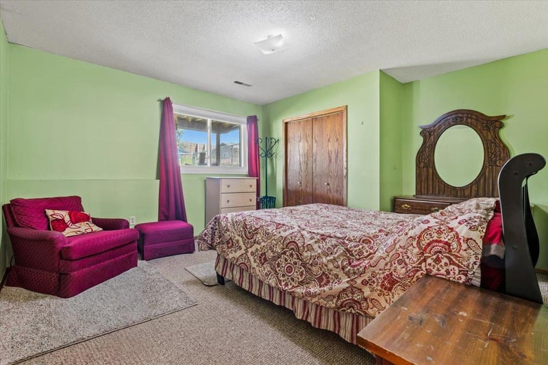 7194 Upper 17th St N, Oakdale, MN 55128