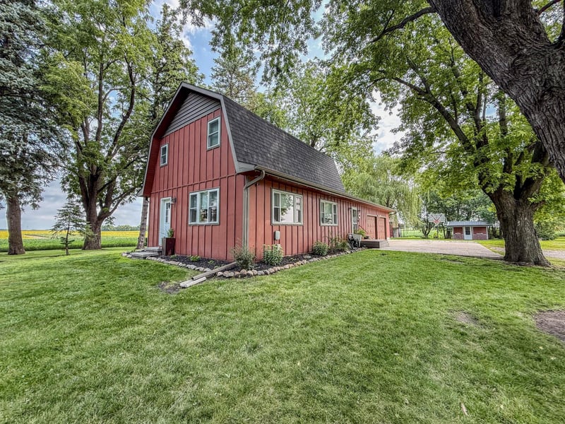 1301 N 9th St, Olivia, MN 56277