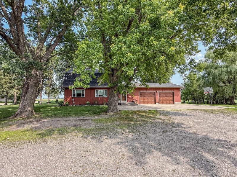 1301 N 9th St, Olivia, MN 56277