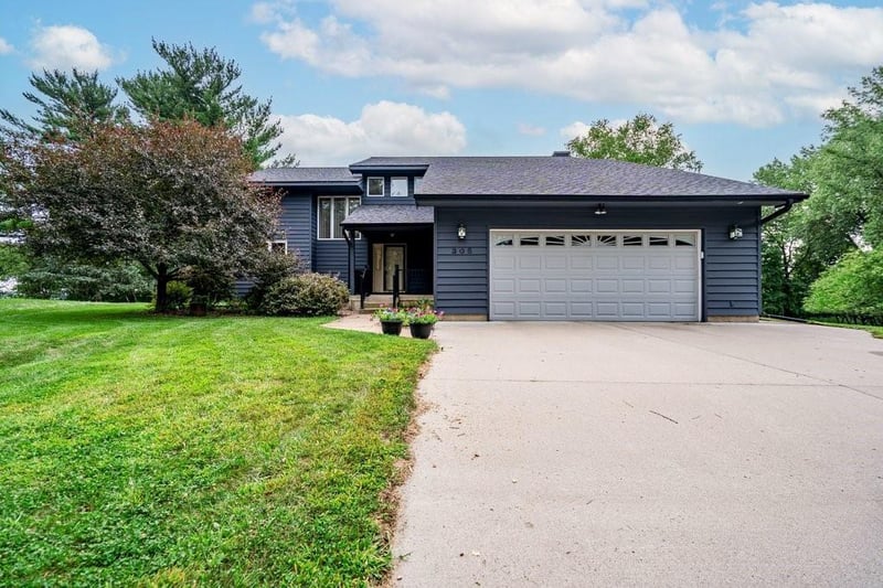 503 Grandview Heights Ct, Menomonie, WI 54751