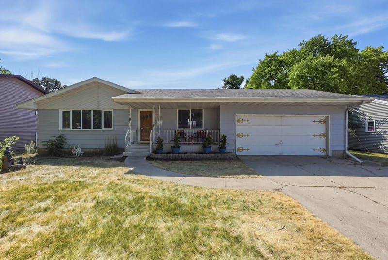 1119 9th St N, Moorhead, MN 56560