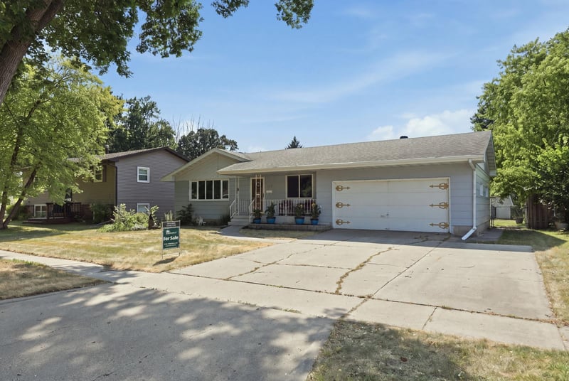 1119 9th St N, Moorhead, MN 56560