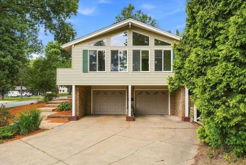 832 Bartosh Ln, River Falls, WI 54022