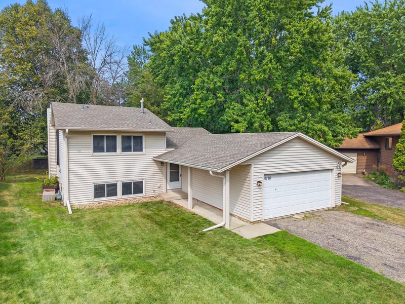 6770 Woodhill Trl, Eden Prairie, MN 55346