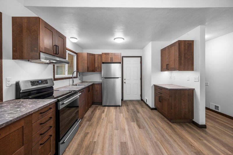 6770 Woodhill Trl, Eden Prairie, MN 55346