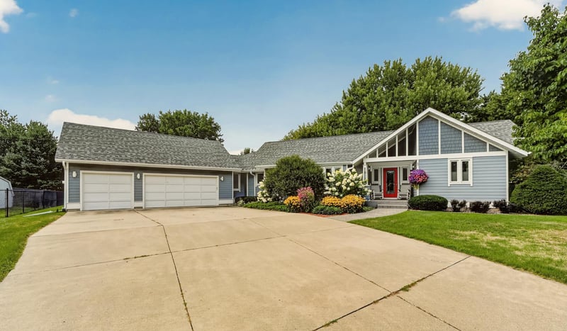 425 Lally Ct, Zumbrota, MN 55992