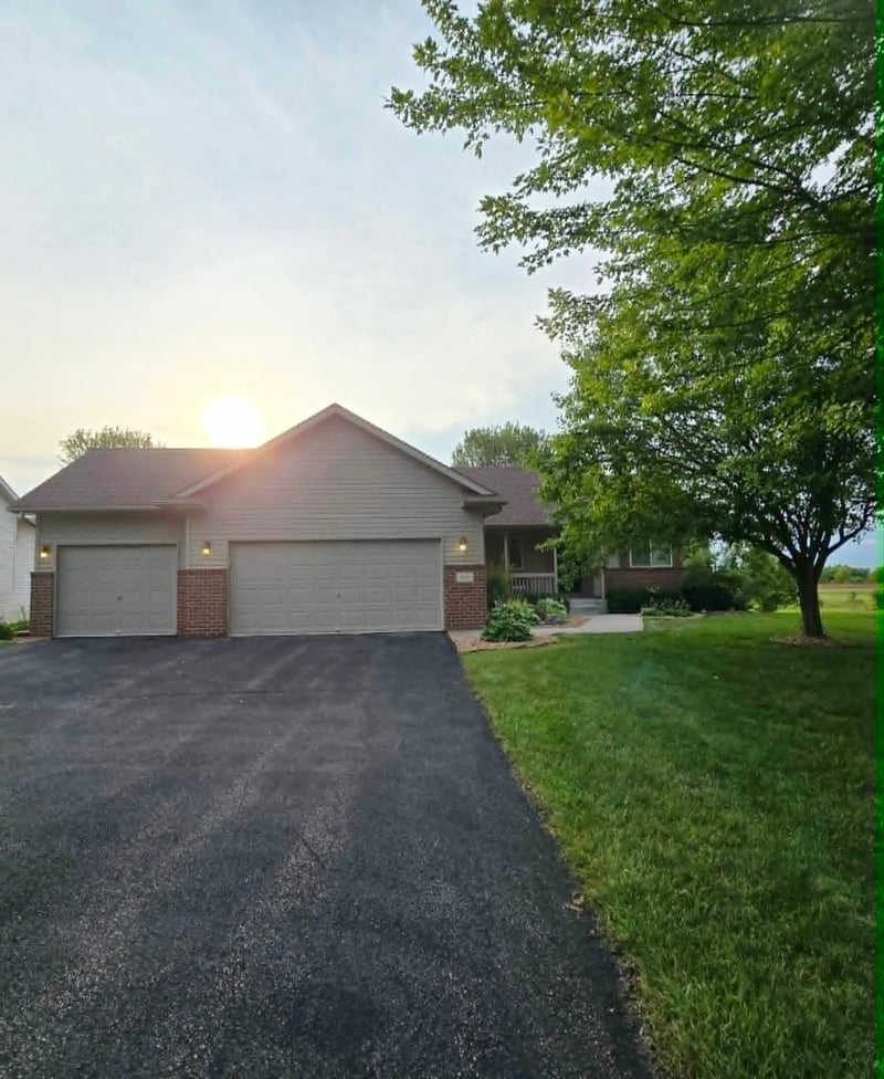 1015 Bluestem Ln, Lester Prairie, MN 55354