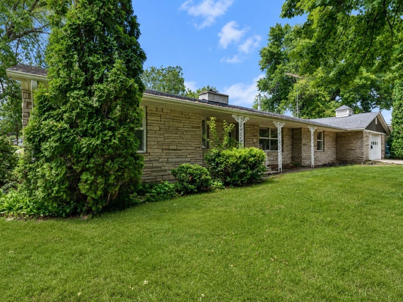 233 2nd St SE, Madelia, MN 56062