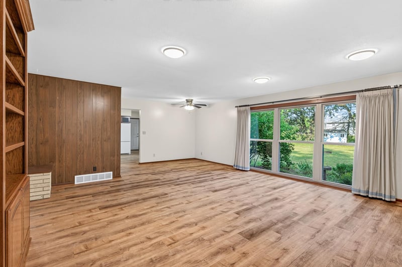 6033 Oak Cir, North Branch, MN 55056