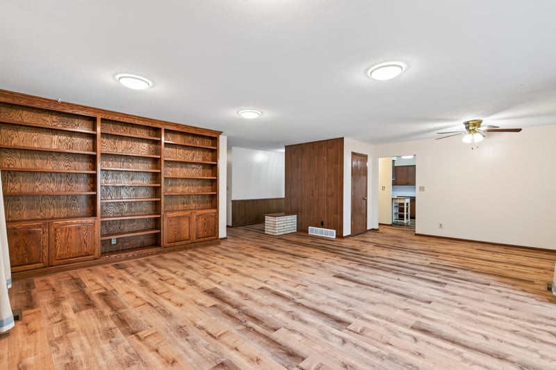 6033 Oak Cir, North Branch, MN 55056