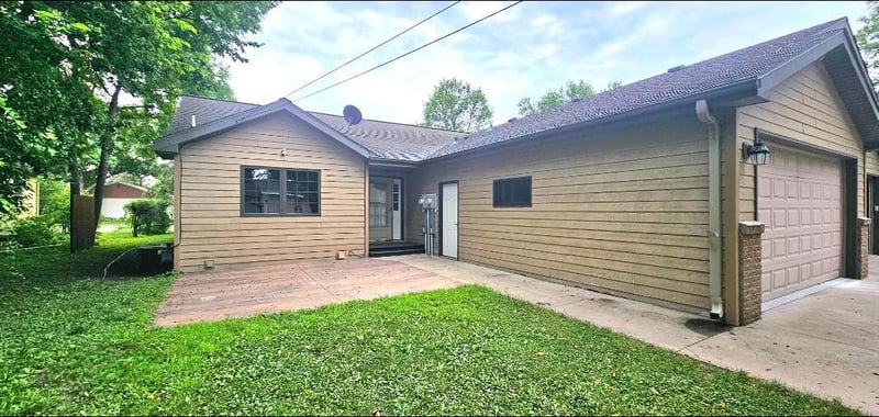 13 E 3rd St, Morris, MN 56267