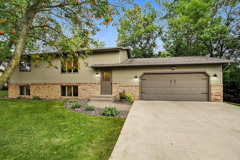 1557 Wildwood Rd, Saint Cloud, MN 56303