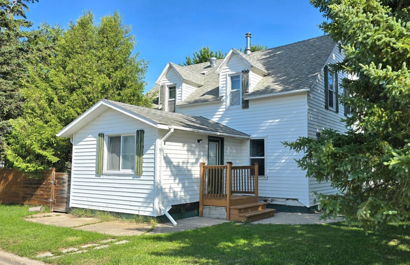 125 4th Ave SE, Clearbrook, MN 56634