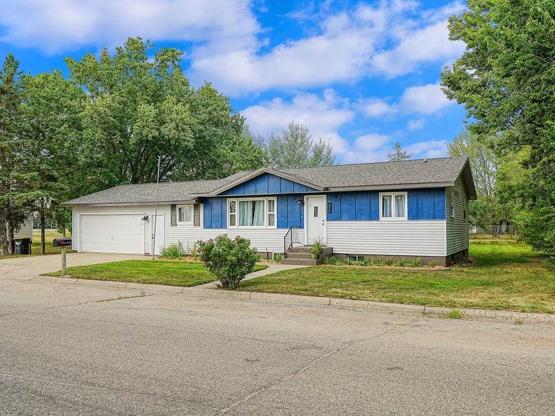 452 4th St Nw, Perham, MN 56573