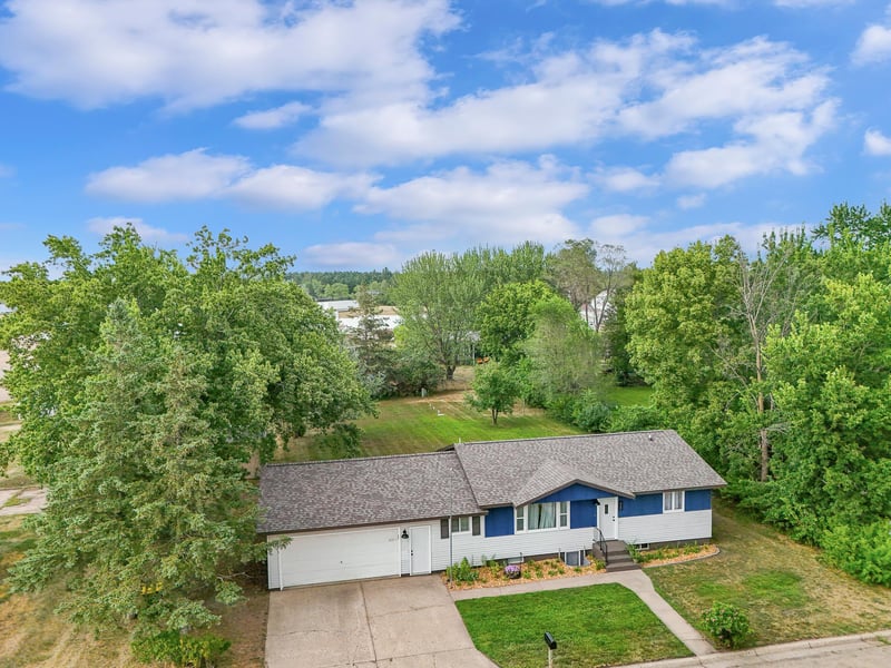 452 4th St Nw, Perham, MN 56573