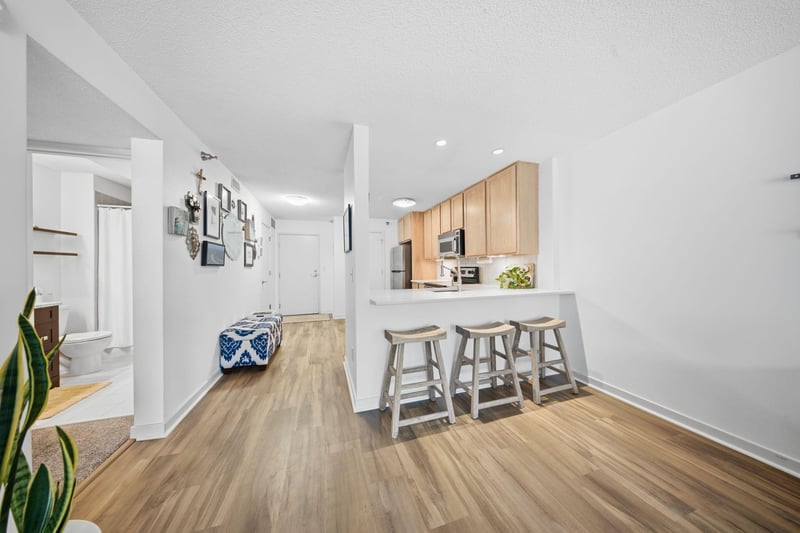 48 Groveland Ter #B204, Minneapolis, MN 55403