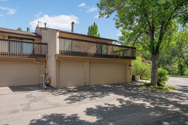 132 W Eagle Lake Dr, Maple Grove, MN 55369