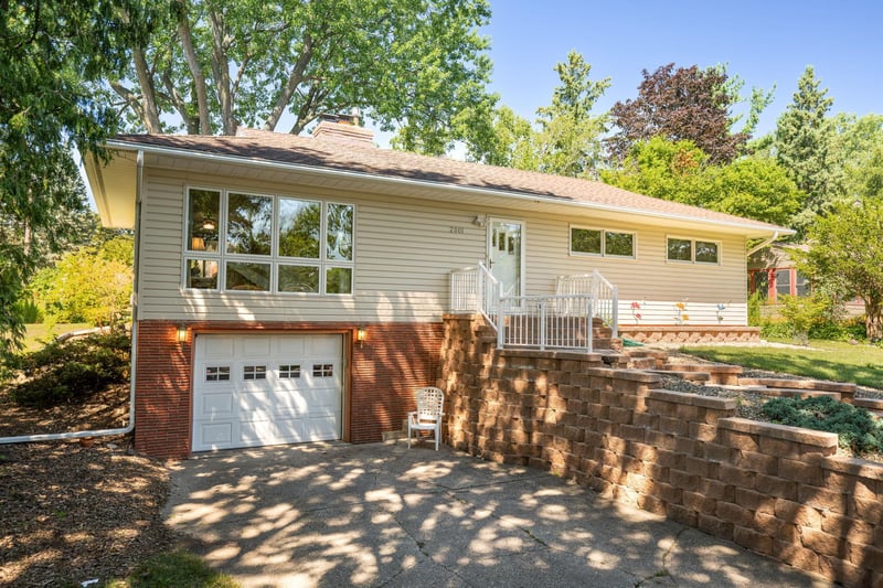 2001 Herschel St, Roseville, MN 55113