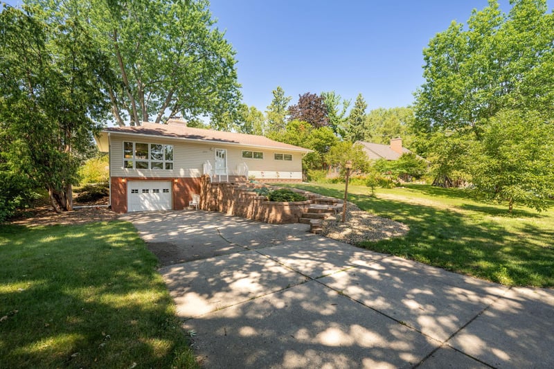 2001 Herschel St, Roseville, MN 55113