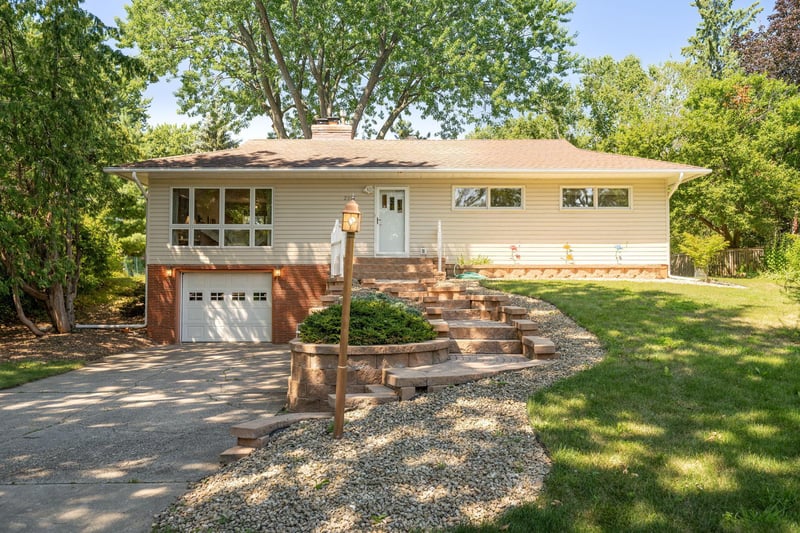 2001 Herschel St, Roseville, MN 55113