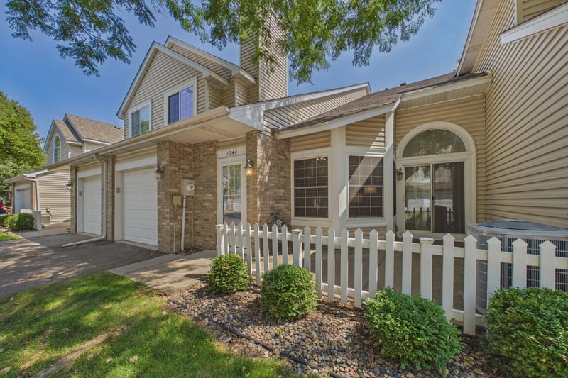 1744 Maple Ct, Falcon Heights, MN 55113