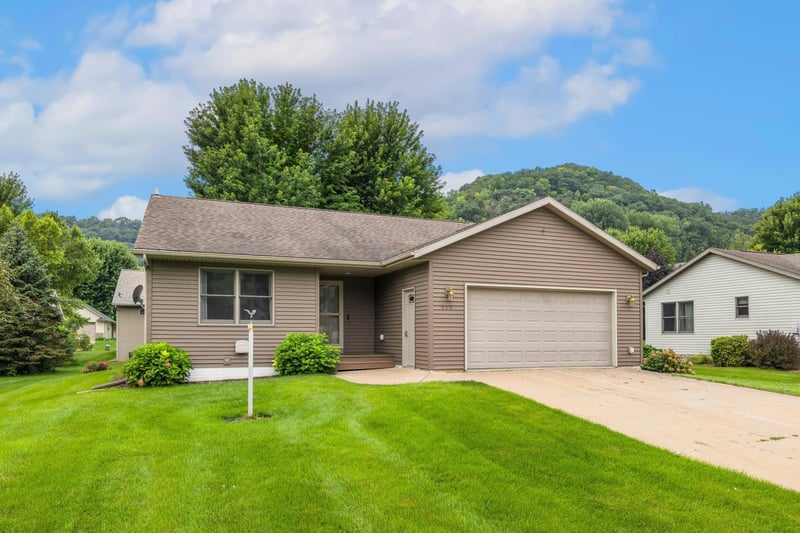 909 Jonathan Ln, La Crescent, MN 55947