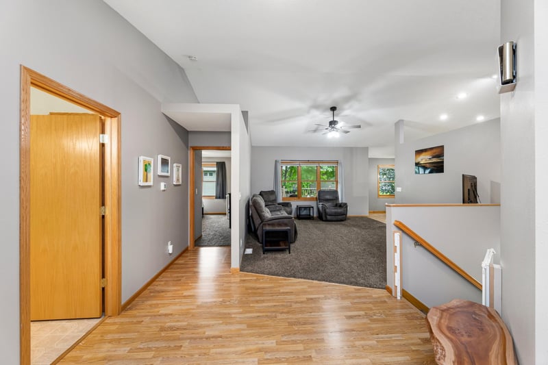 909 Jonathan Ln, La Crescent, MN 55947