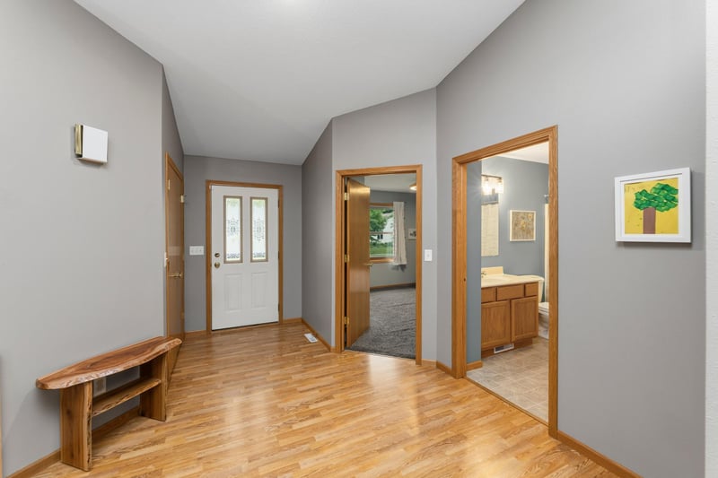 909 Jonathan Ln, La Crescent, MN 55947