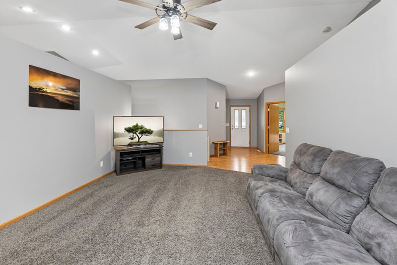 909 Jonathan Ln, La Crescent, MN 55947