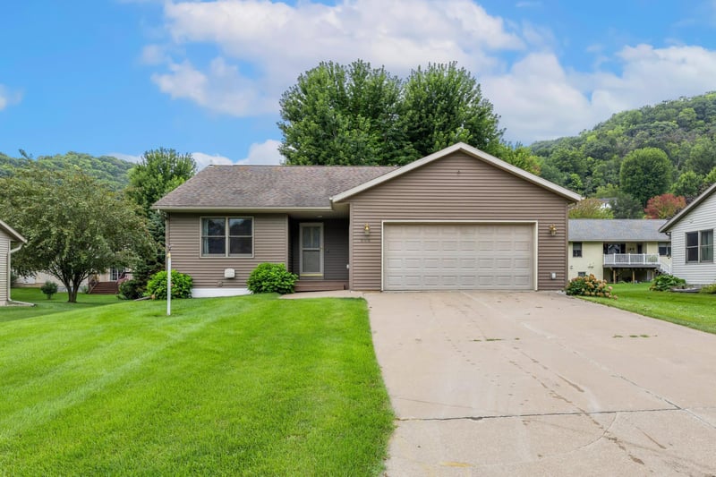909 Jonathan Ln, La Crescent, MN 55947