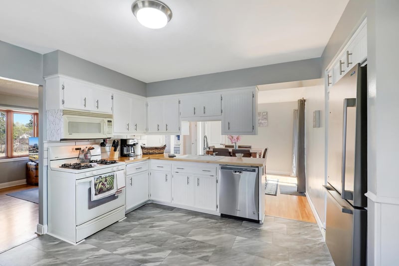2018 Shale Ln, Eagan, MN 55122