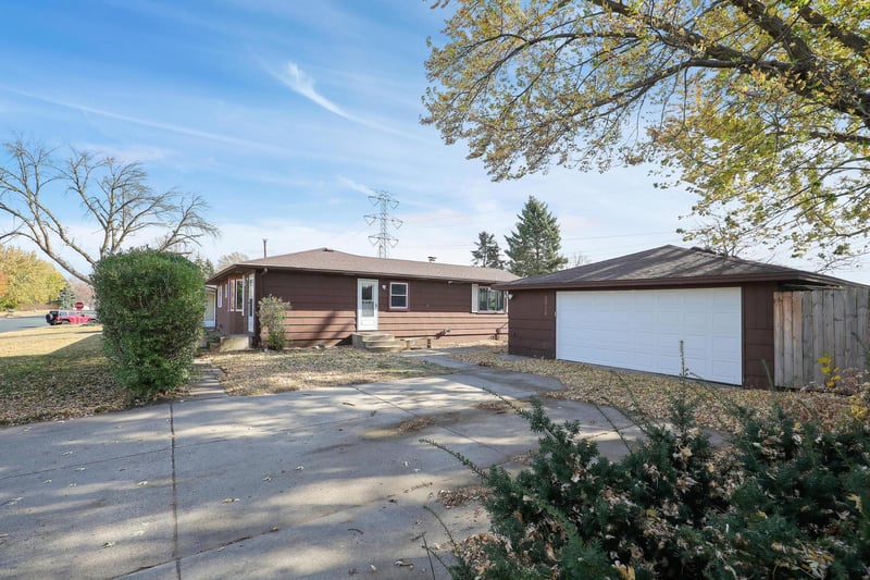 2018 Shale Ln, Eagan, MN 55122