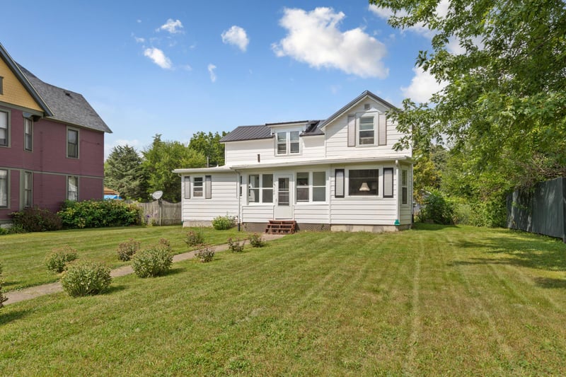 122 W School St, Owatonna, MN 55060