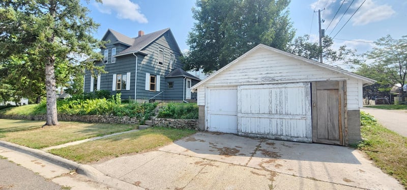 437 7th St NE, Staples, MN 56479