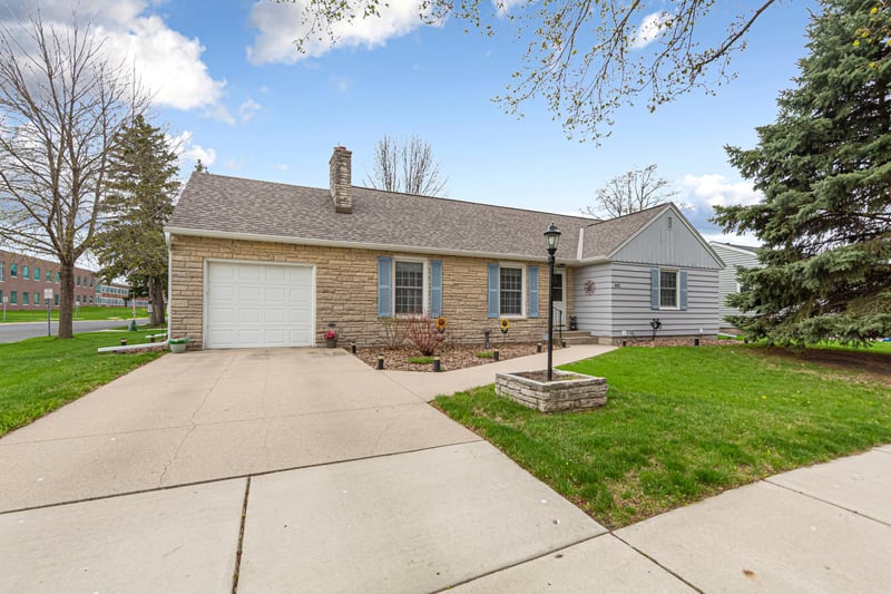 302 W Douglas St, Arlington, MN 55307