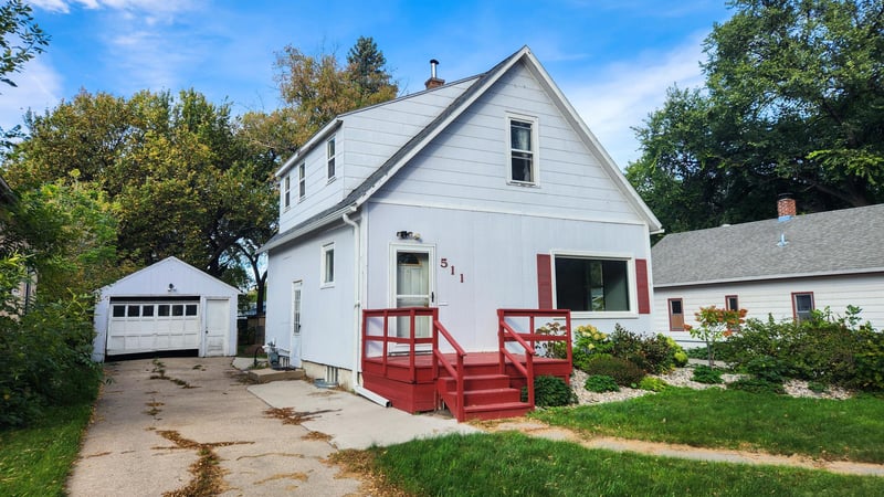 511 11th St N, Moorhead, MN 56560