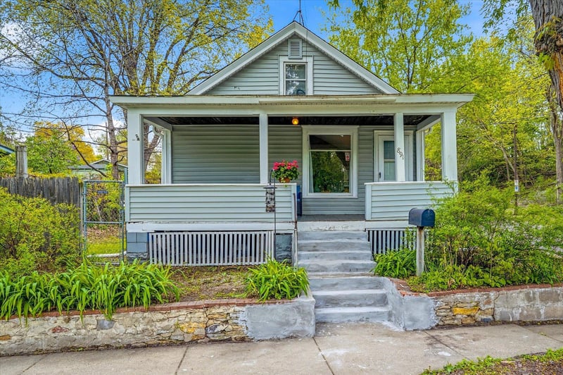 891 Benhill Rd, Saint Paul, MN 55105