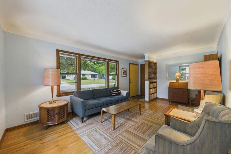 1731 Galtier St, Roseville, MN 55113