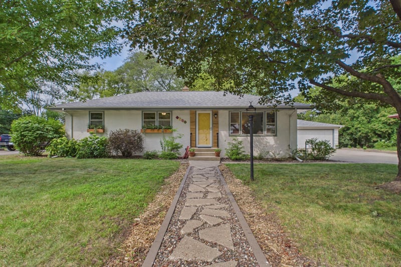1731 Galtier St, Roseville, MN 55113