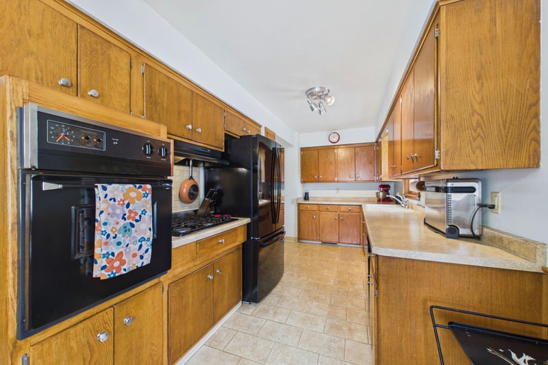 1731 Galtier St, Roseville, MN 55113