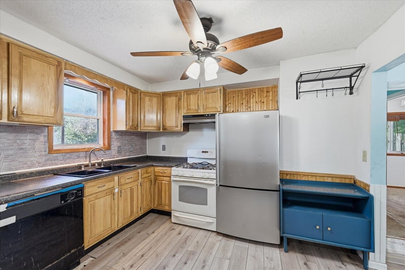 570 Ironton St NE, Fridley, MN 55432