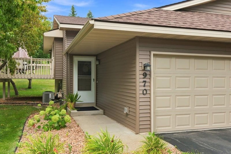 970 Pontiac Ln, Chanhassen, MN 55317