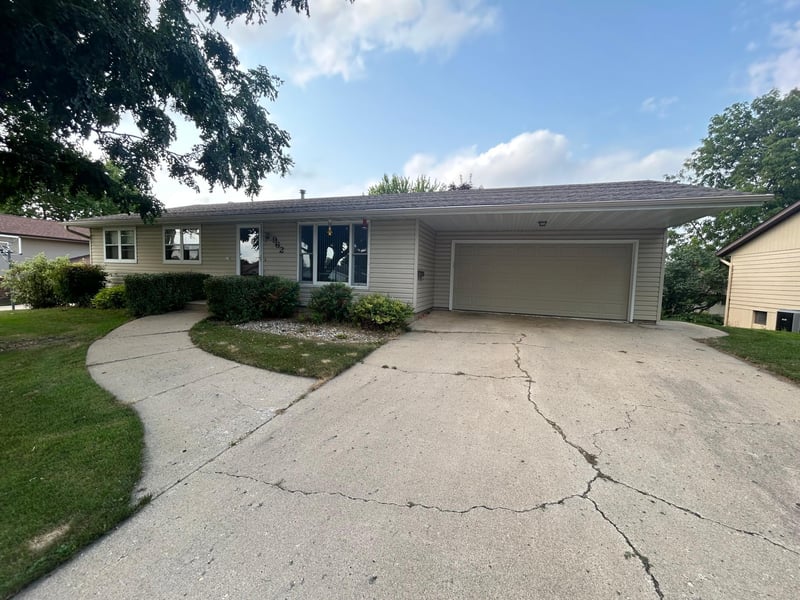962 Miles Dr, Worthington, MN 56187