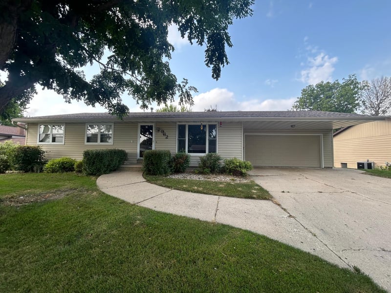 962 Miles Dr, Worthington, MN 56187