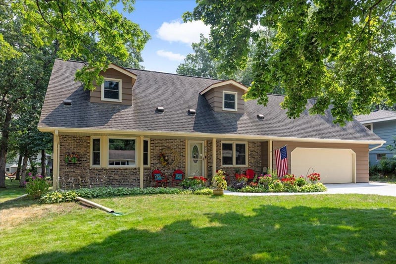 944 11th Ave SE, Forest Lake, MN 55025