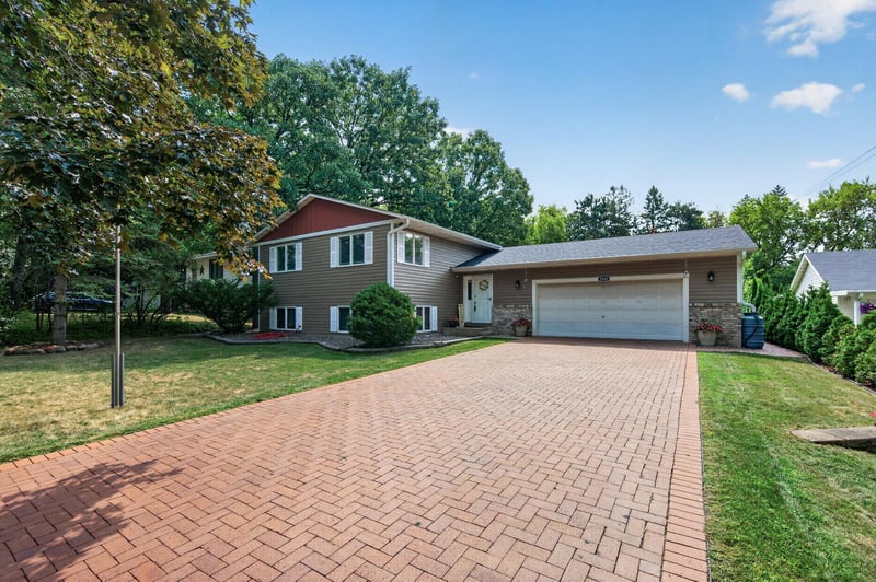 2048 17th Ave E, North Saint Paul, MN 55109
