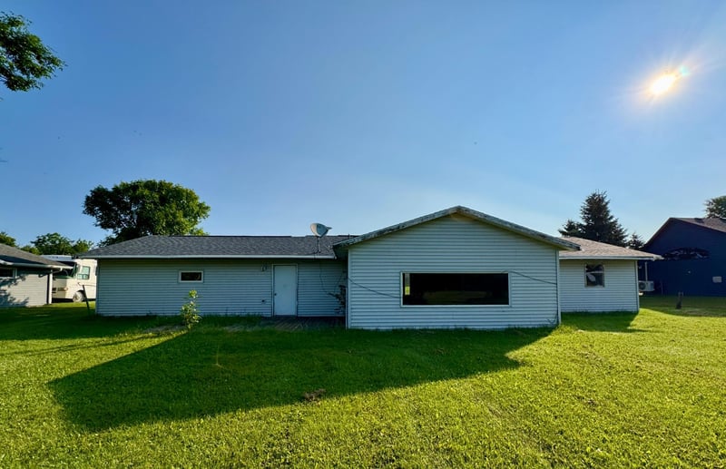 233 Oak Rd, Warroad, MN 56763